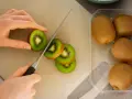Alergia na kiwi: objawy, ryzyko, postępowanie. Co musisz wiedzieć?