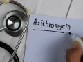 Stetoskop i notatka z napisem "Azithromycin" sugerują receptę lub plan leczenia.