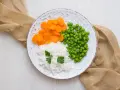 Talerz z ryżem, marchewką i groszkiem, idealny na dietę lekkostrawną.