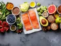 Łosoś, jagody, awokado, orzechy i warzywa – składniki idealne na dietę wątrobową.