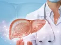 Lekarz hepatolog prezentuje schemat wątroby, symbolizujący diagnostykę i leczenie chorób tego narządu.