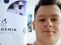 Mężczyzna z tatuażem na uchu obok logo "Akademia Tourette'a".