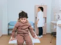 Wymioty u dziecka: Co podać? Leki, nawadnianie, objawy alarmowe