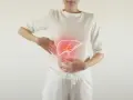 Kobieta wskazuje rękami na okolice brzucha, gdzie widoczny jest rysunek wątroby z czerwonym podświetleniem.