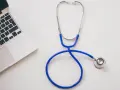 Stetoskop i laptop na biurku. Nowoczesne narzędzia pracy każdego diabetologa.