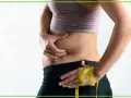 Osoba z obfitym brzuchem, mimo szczupłej sylwetki, mierzy talię. To przykład tzw. "skinny fat".