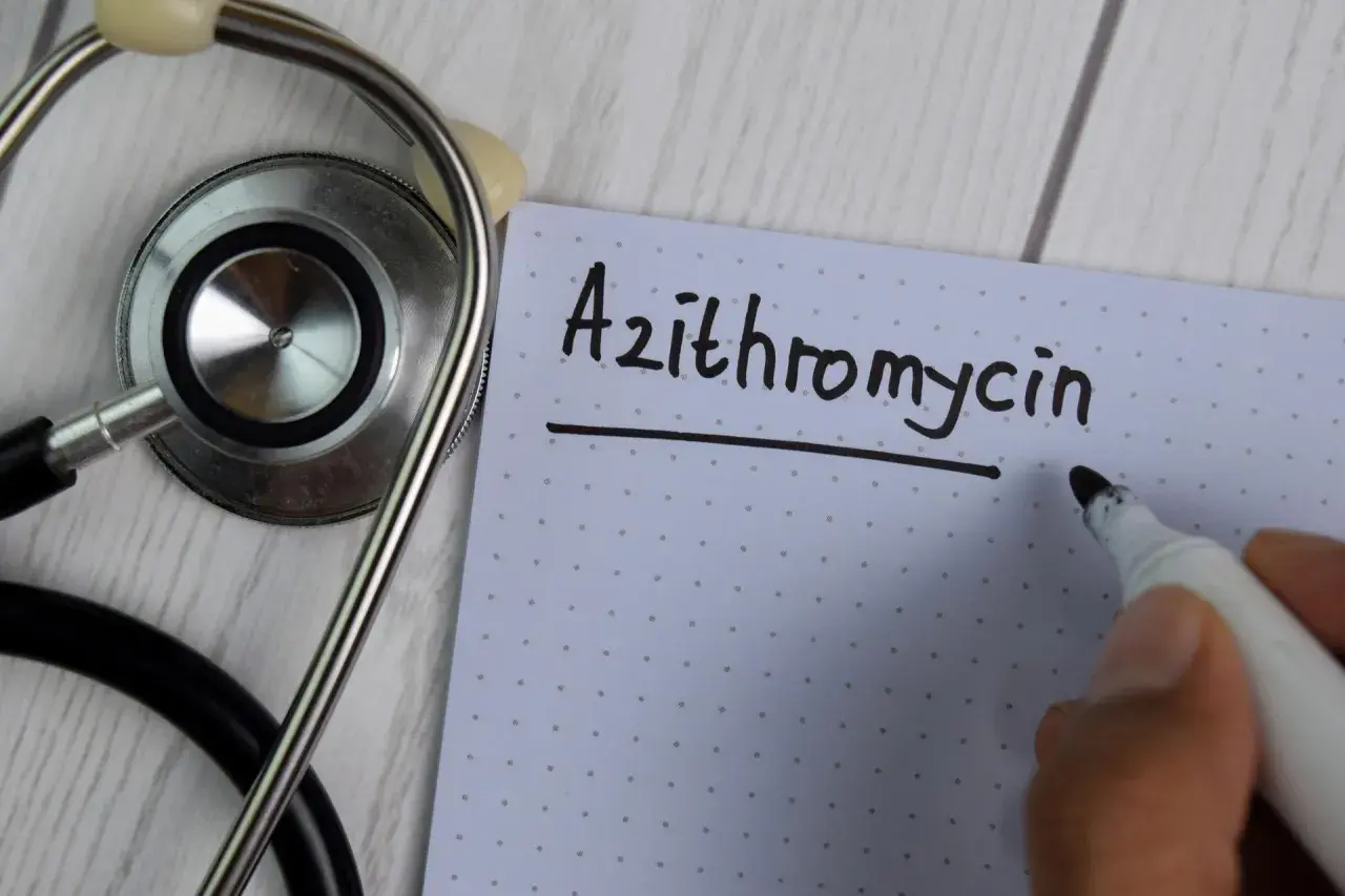 Stetoskop i notatka z napisem "Azithromycin" sugerują receptę lub plan leczenia.