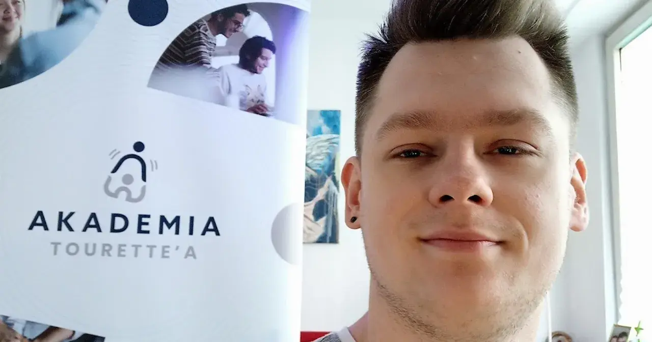 Mężczyzna z tatuażem na uchu obok logo "Akademia Tourette'a".