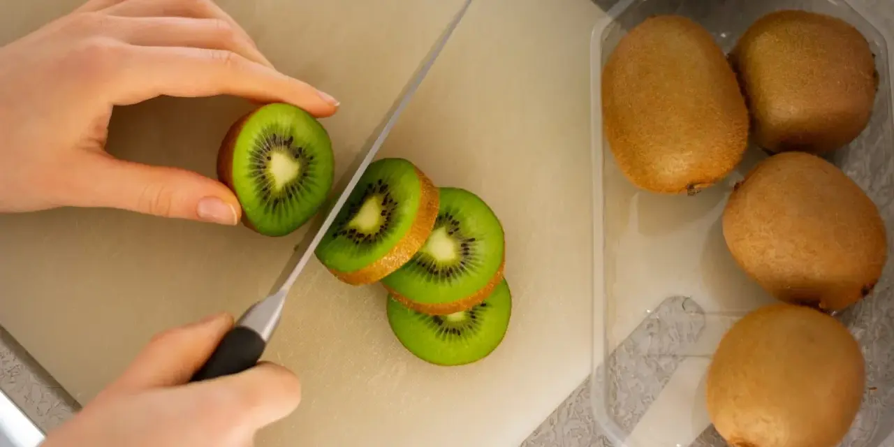 Alergia na kiwi: objawy, ryzyko, postępowanie. Co musisz wiedzieć?