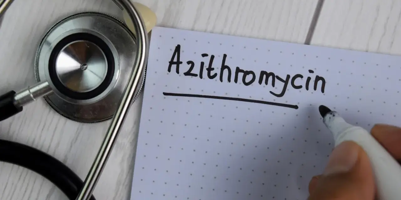 Stetoskop i notatka z napisem "Azithromycin" sugerują receptę lub plan leczenia.