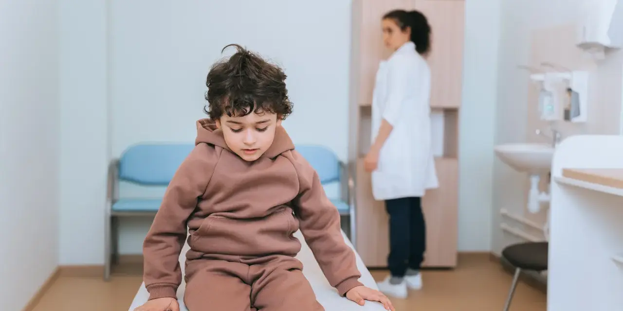 Wymioty u dziecka: Co podać? Leki, nawadnianie, objawy alarmowe