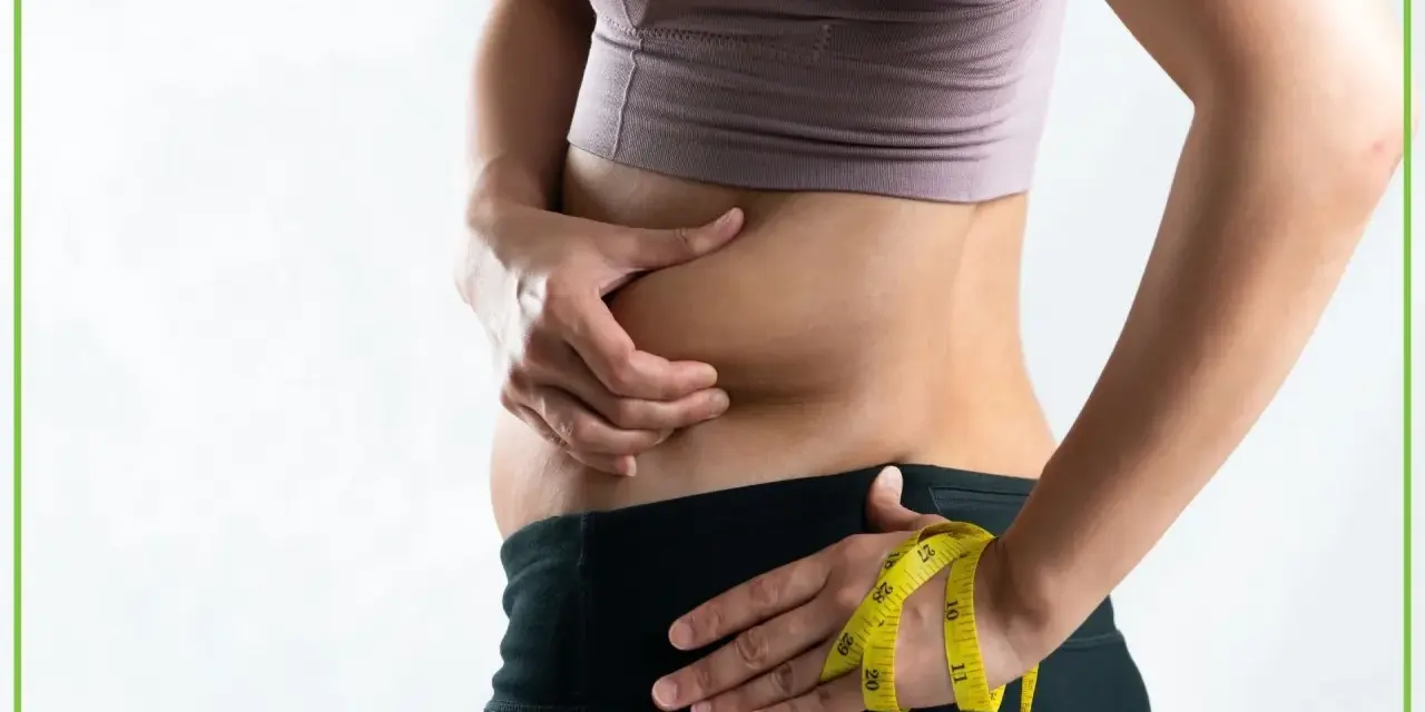 Osoba z obfitym brzuchem, mimo szczupłej sylwetki, mierzy talię. To przykład tzw. "skinny fat".