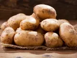 Góra ziemniaków na płótnie, gotowa do przygotowania pysznego posiłku. Ziemniaki kcal to ważny aspekt diety.