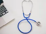 Stetoskop i laptop na biurku. Nowoczesne narzędzia pracy każdego diabetologa.