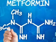 Struktura metforminy i jej potencjalne metformina skutki uboczne. Ręka pisze wzór chemiczny na niebieskim tle.