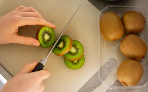 Alergia na kiwi: objawy, ryzyko, postępowanie. Co musisz wiedzieć?