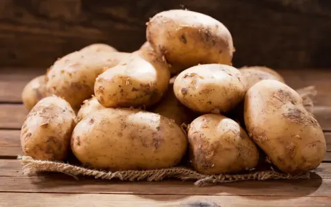 Góra ziemniaków na płótnie, gotowa do przygotowania pysznego posiłku. Ziemniaki kcal to ważny aspekt diety.