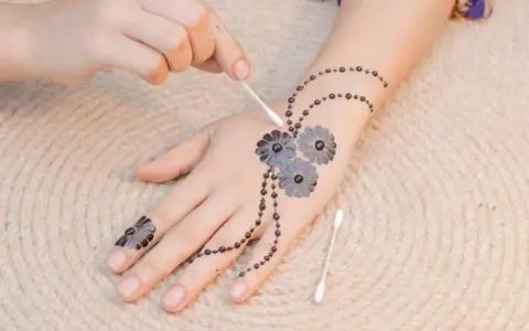 Henna uczula? Prawda o PPD, objawach i bezpiecznej koloryzacji