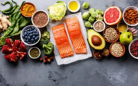 Łosoś, jagody, awokado, orzechy i warzywa – składniki idealne na dietę wątrobową.