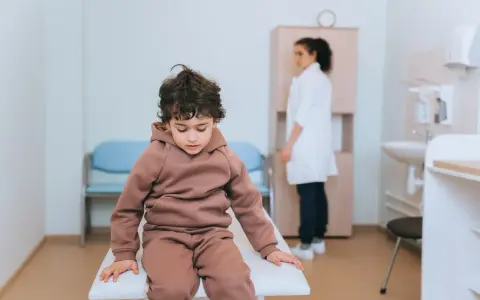 Wymioty u dziecka: Co podać? Leki, nawadnianie, objawy alarmowe