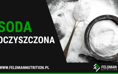 Biały proszek, wodorowęglan sodu, w miseczce i na łyżce. Slogan "SODA OCZYSZCZONA" i logo Feldman Nutrition.