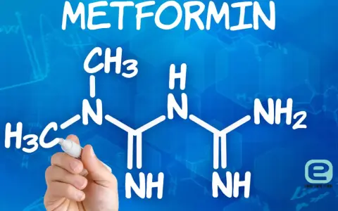 Struktura metforminy i jej potencjalne metformina skutki uboczne. Ręka pisze wzór chemiczny na niebieskim tle.