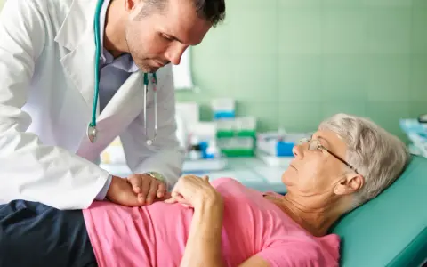 Problemy z wypróżnianiem: Gastrolog czy proktolog? Kiedy pilnie?