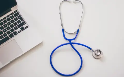 Stetoskop i laptop na biurku. Nowoczesne narzędzia pracy każdego diabetologa.