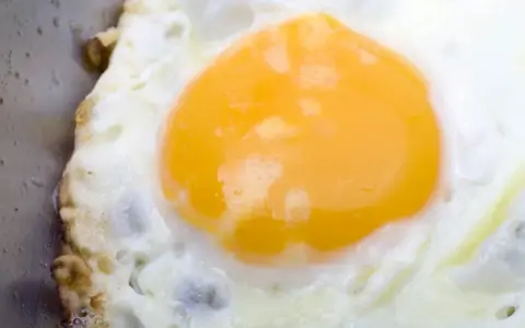 Jajko sadzone na patelni, z płynnym żółtkiem. Idealne na śniadanie, jego jajko sadzone kcal jest niskie.