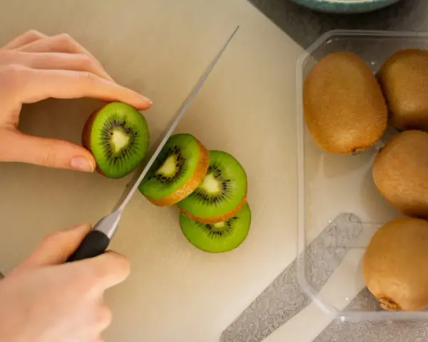 Alergia na kiwi: objawy, ryzyko, postępowanie. Co musisz wiedzieć?