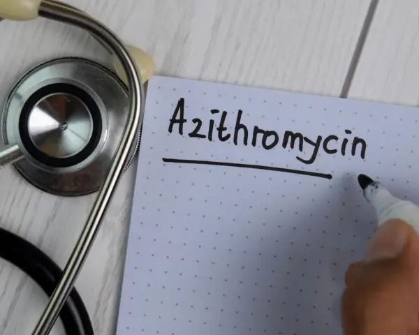 Stetoskop i notatka z napisem "Azithromycin" sugerują receptę lub plan leczenia.