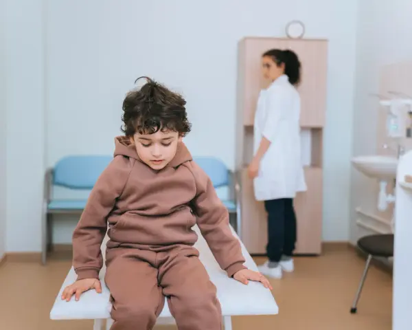 Wymioty u dziecka: Co podać? Leki, nawadnianie, objawy alarmowe