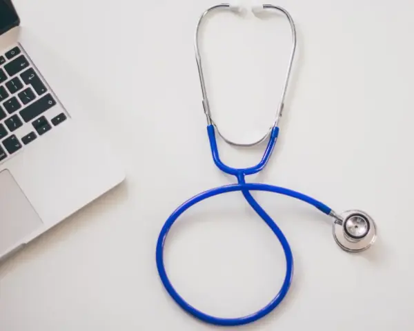 Stetoskop i laptop na biurku. Nowoczesne narzędzia pracy każdego diabetologa.