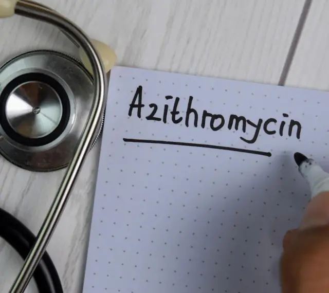 Stetoskop i notatka z napisem "Azithromycin" sugerują receptę lub plan leczenia.