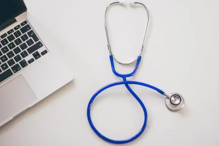 Stetoskop i laptop na biurku. Nowoczesne narzędzia pracy każdego diabetologa.