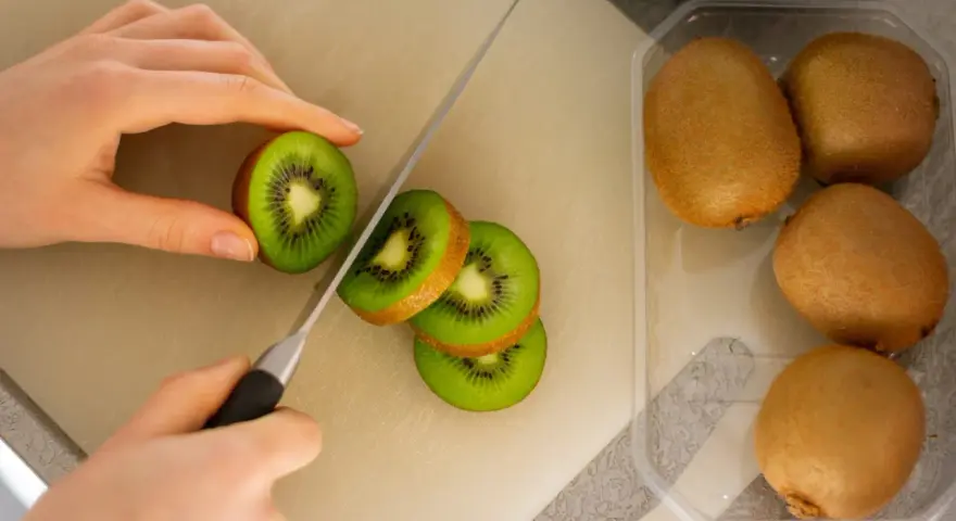Alergia na kiwi: objawy, ryzyko, postępowanie. Co musisz wiedzieć?