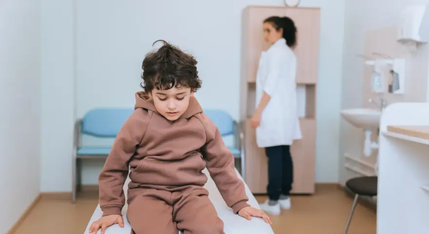 Wymioty u dziecka: Co podać? Leki, nawadnianie, objawy alarmowe