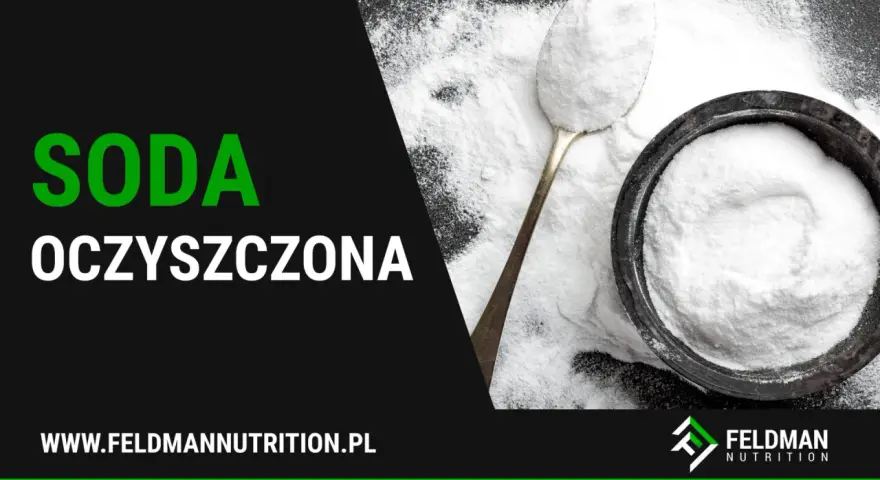Biały proszek, wodorowęglan sodu, w miseczce i na łyżce. Slogan "SODA OCZYSZCZONA" i logo Feldman Nutrition.