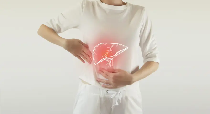 Kobieta wskazuje rękami na okolice brzucha, gdzie widoczny jest rysunek wątroby z czerwonym podświetleniem.