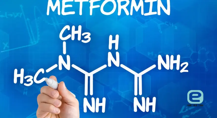 Struktura metforminy i jej potencjalne metformina skutki uboczne. Ręka pisze wzór chemiczny na niebieskim tle.