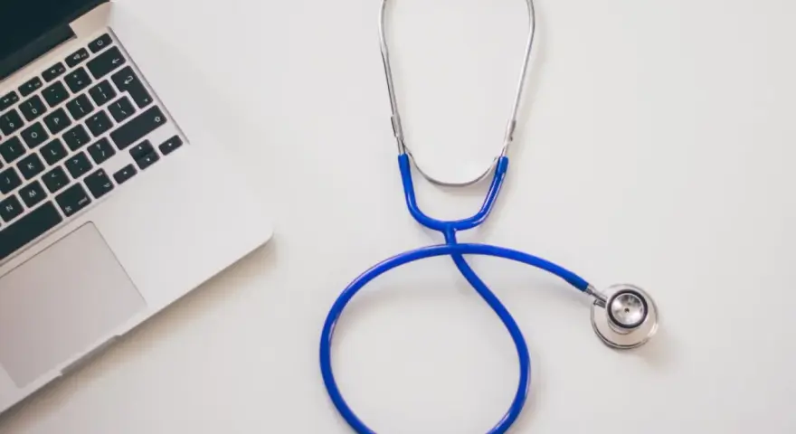 Stetoskop i laptop na biurku. Nowoczesne narzędzia pracy każdego diabetologa.