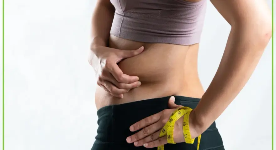 Osoba z obfitym brzuchem, mimo szczupłej sylwetki, mierzy talię. To przykład tzw. "skinny fat".