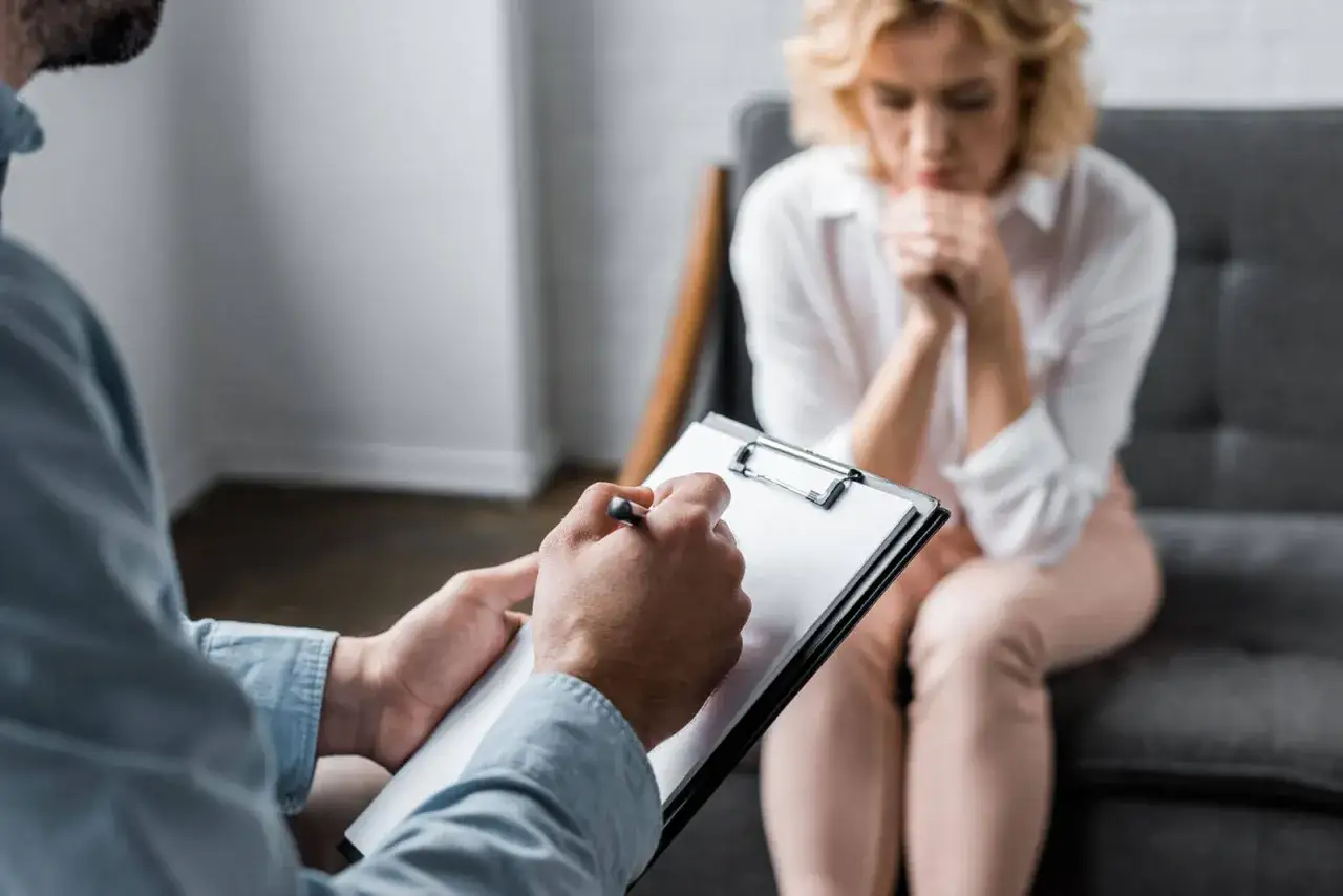 Terapeuta rozmawiający z pacjentką