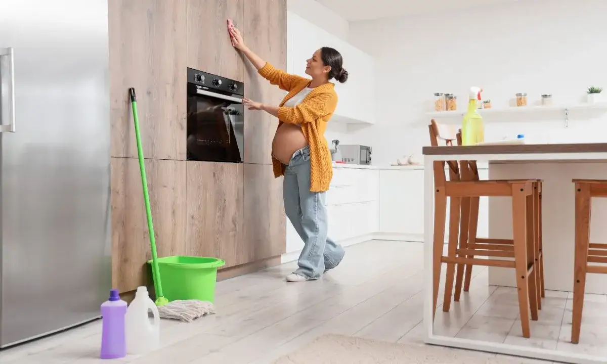 kobieta w ciąży sprzątająca z energią