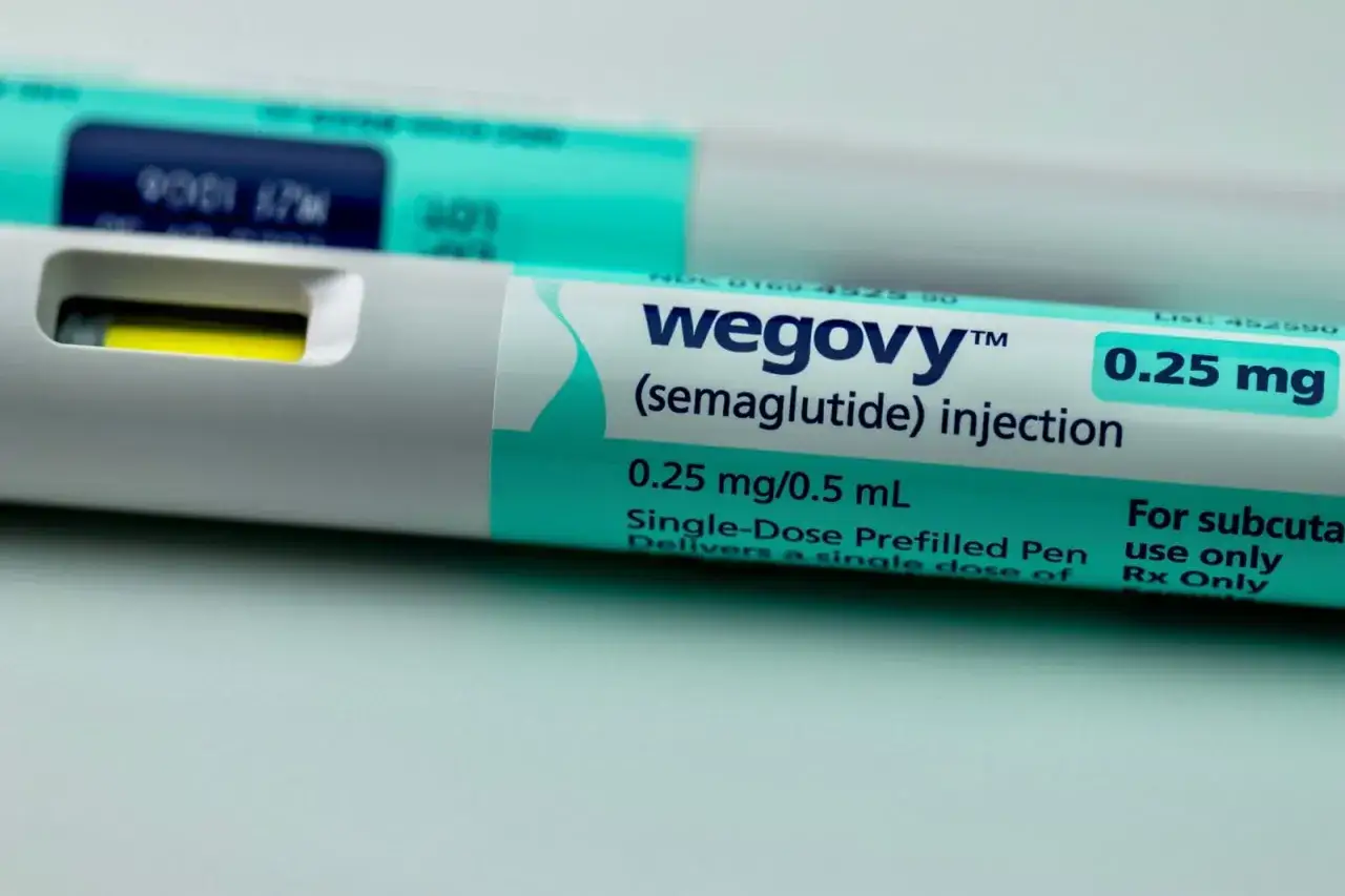 Wegovy (semaglutyd) wstrzykiwacz. Przed użyciem leku Wegovy warto zapoznać się z jego potencjalnymi skutkami ubocznymi.