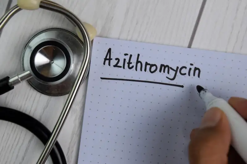 Stetoskop i notatka z napisem "Azithromycin" sugerują receptę lub plan leczenia.