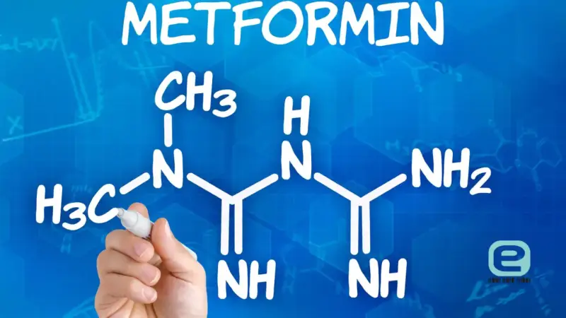 Struktura metforminy i jej potencjalne metformina skutki uboczne. Ręka pisze wzór chemiczny na niebieskim tle.
