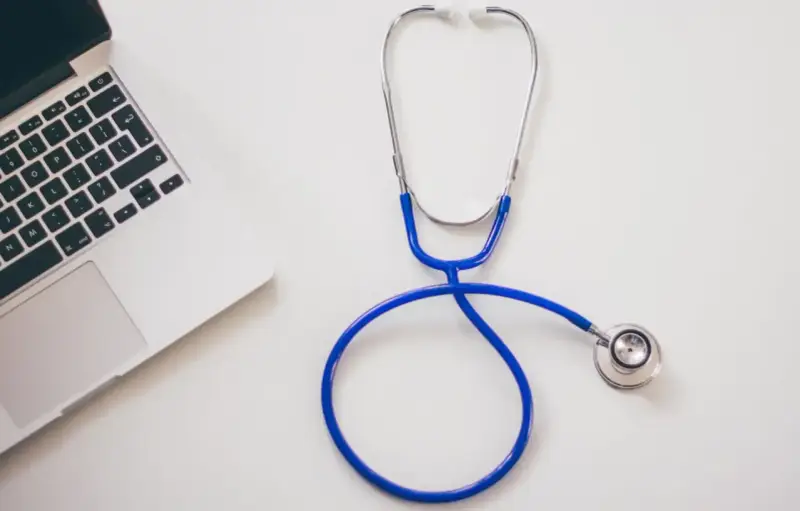 Stetoskop i laptop na biurku. Nowoczesne narzędzia pracy każdego diabetologa.